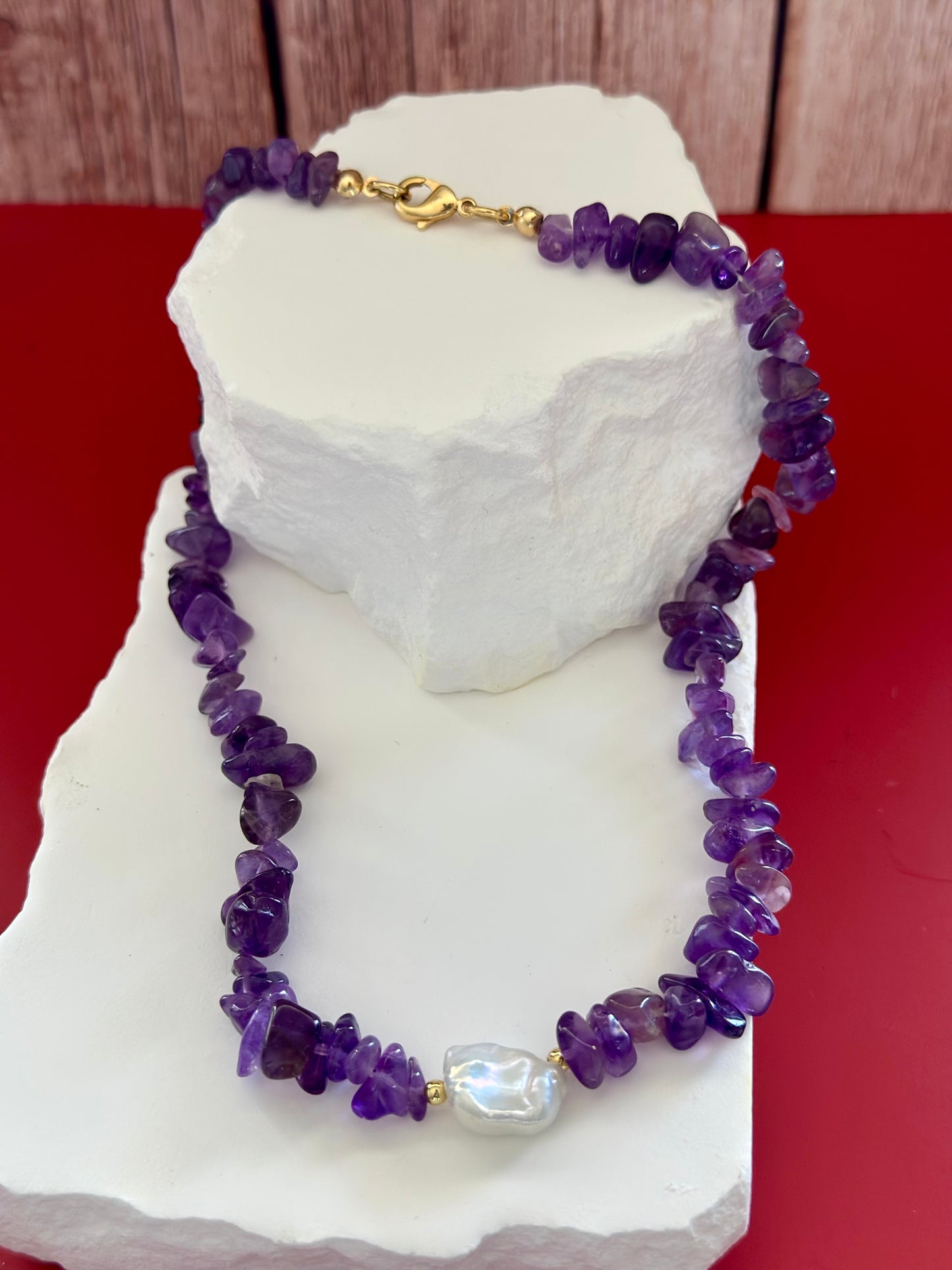 A- Collar en piedra Amatista con Perla natural