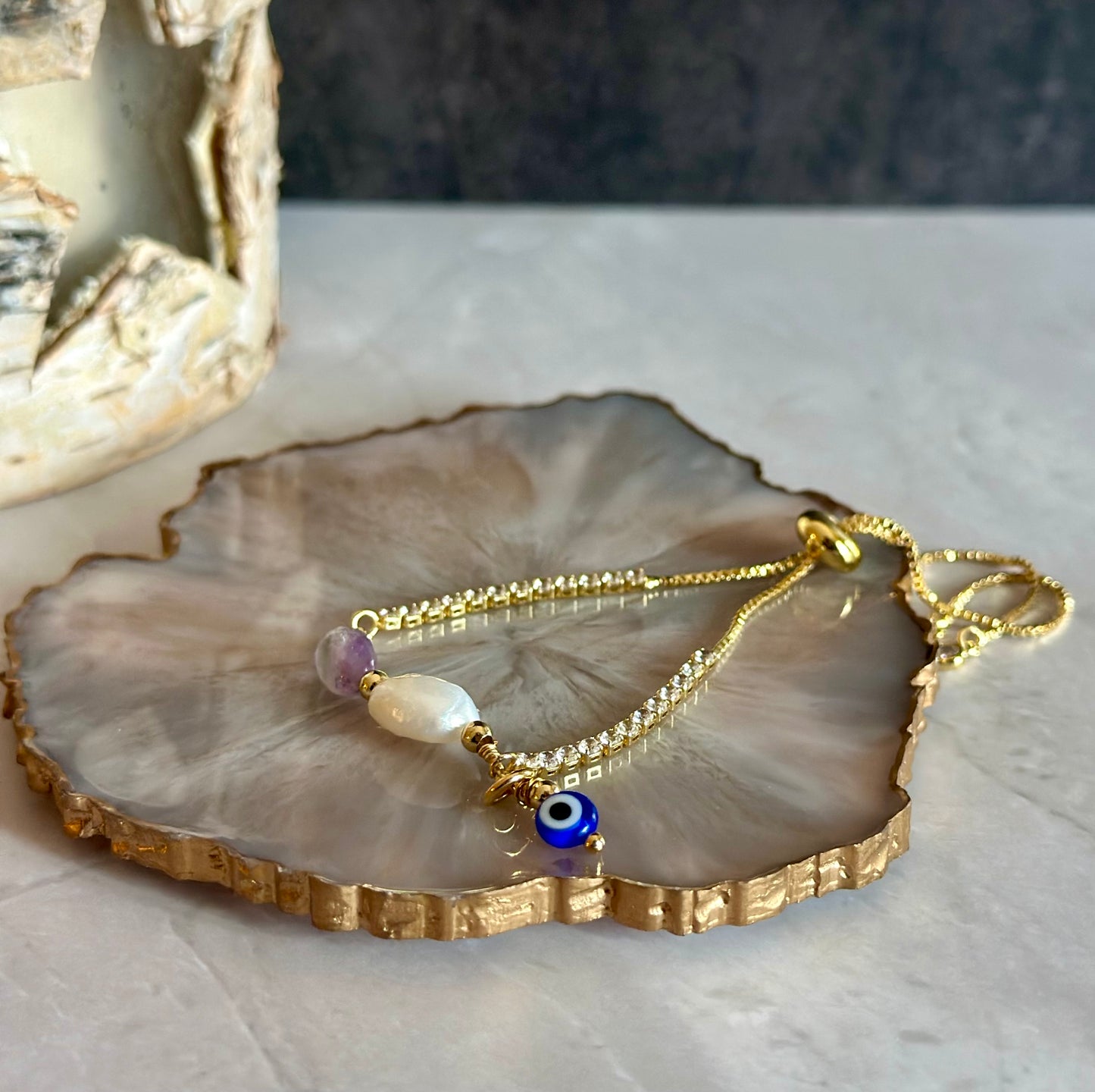 Pulseras en cadenas con dijes de Perlas y piedras