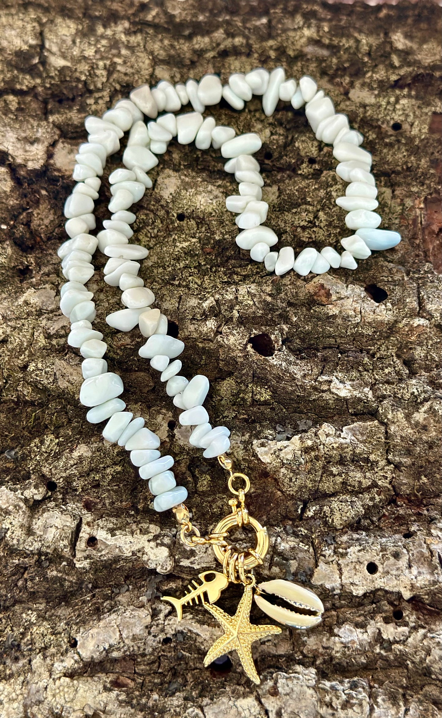Collar de Coral Blanco con dijes marinos