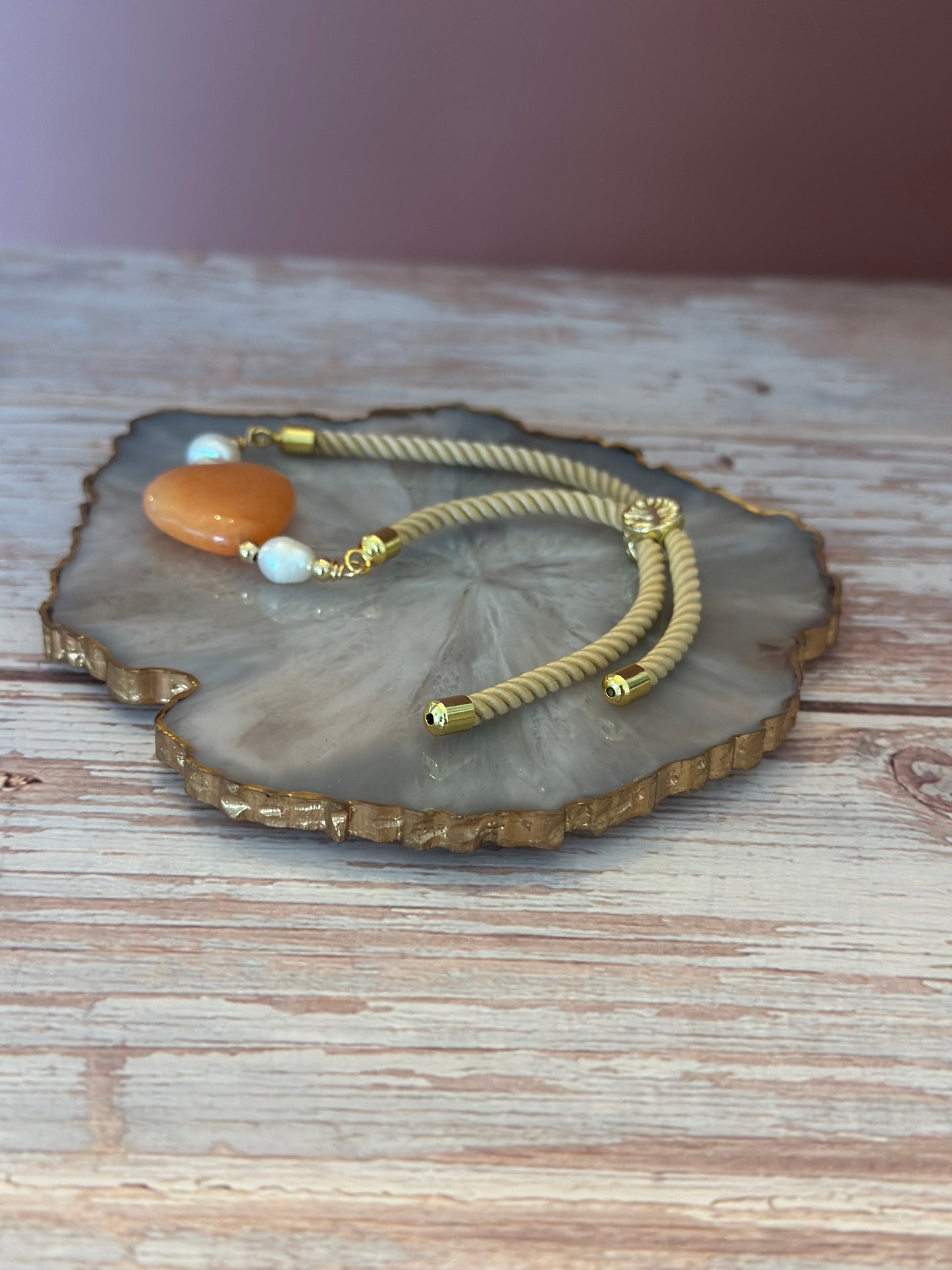 Pulseras en cordón beige con dije de 🧡 Ámbar