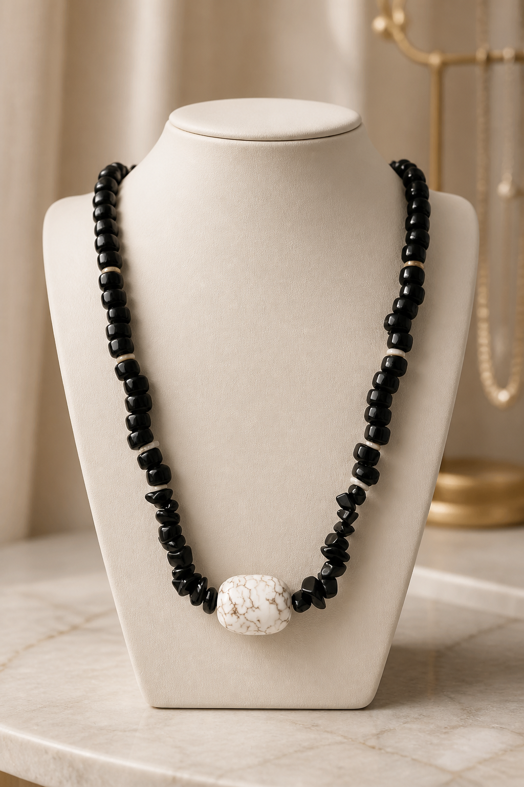 A Collar de cuentas de vidrio negro y piedra natural