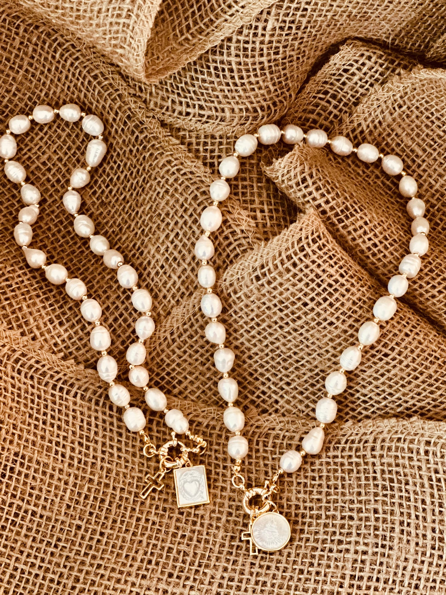 A Collar de Perlas naturales con medalla del Sagrado Corazón