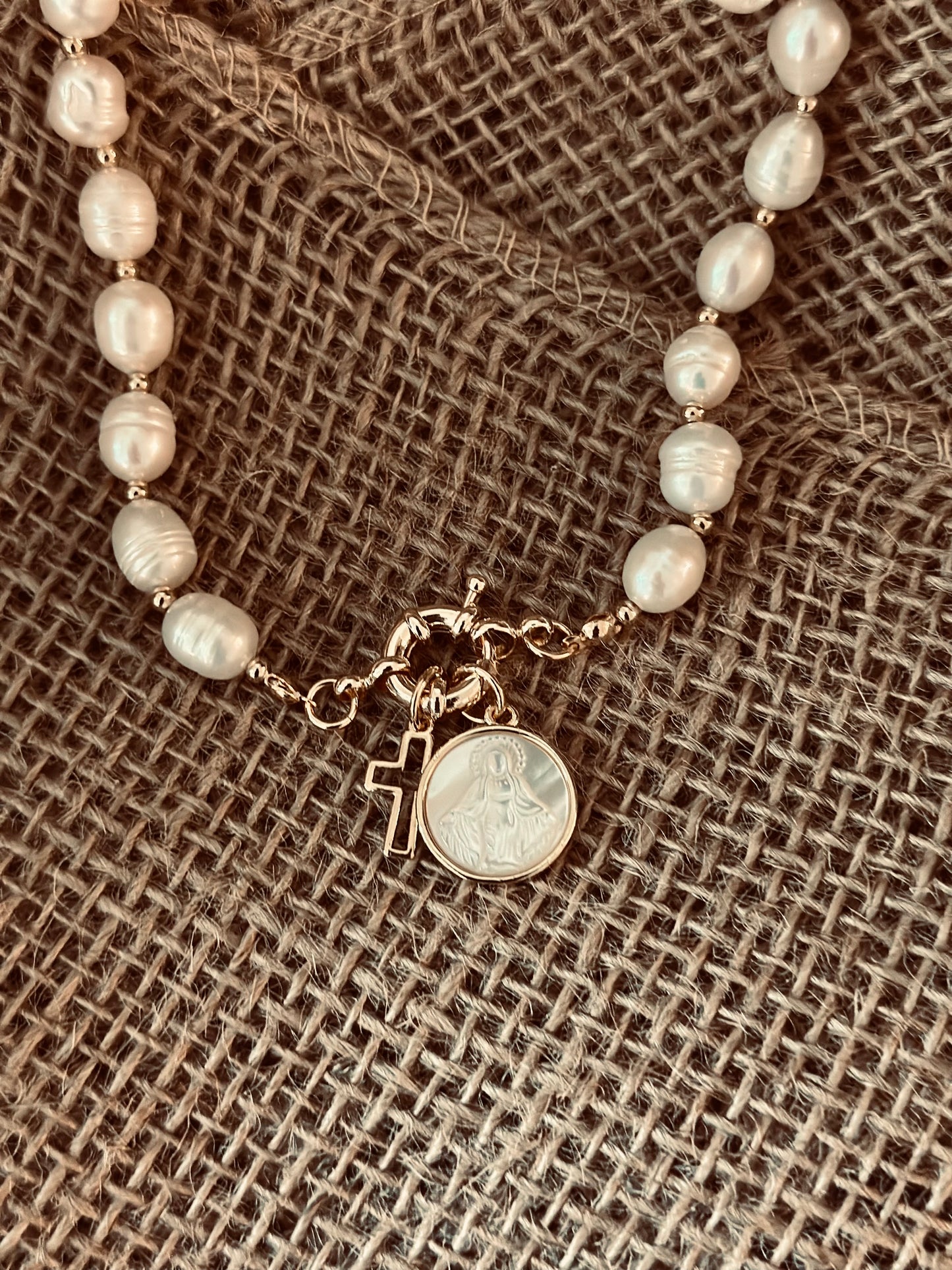A- Collar de Perlas naturales con medalla de la Virgen de la Milagrosa