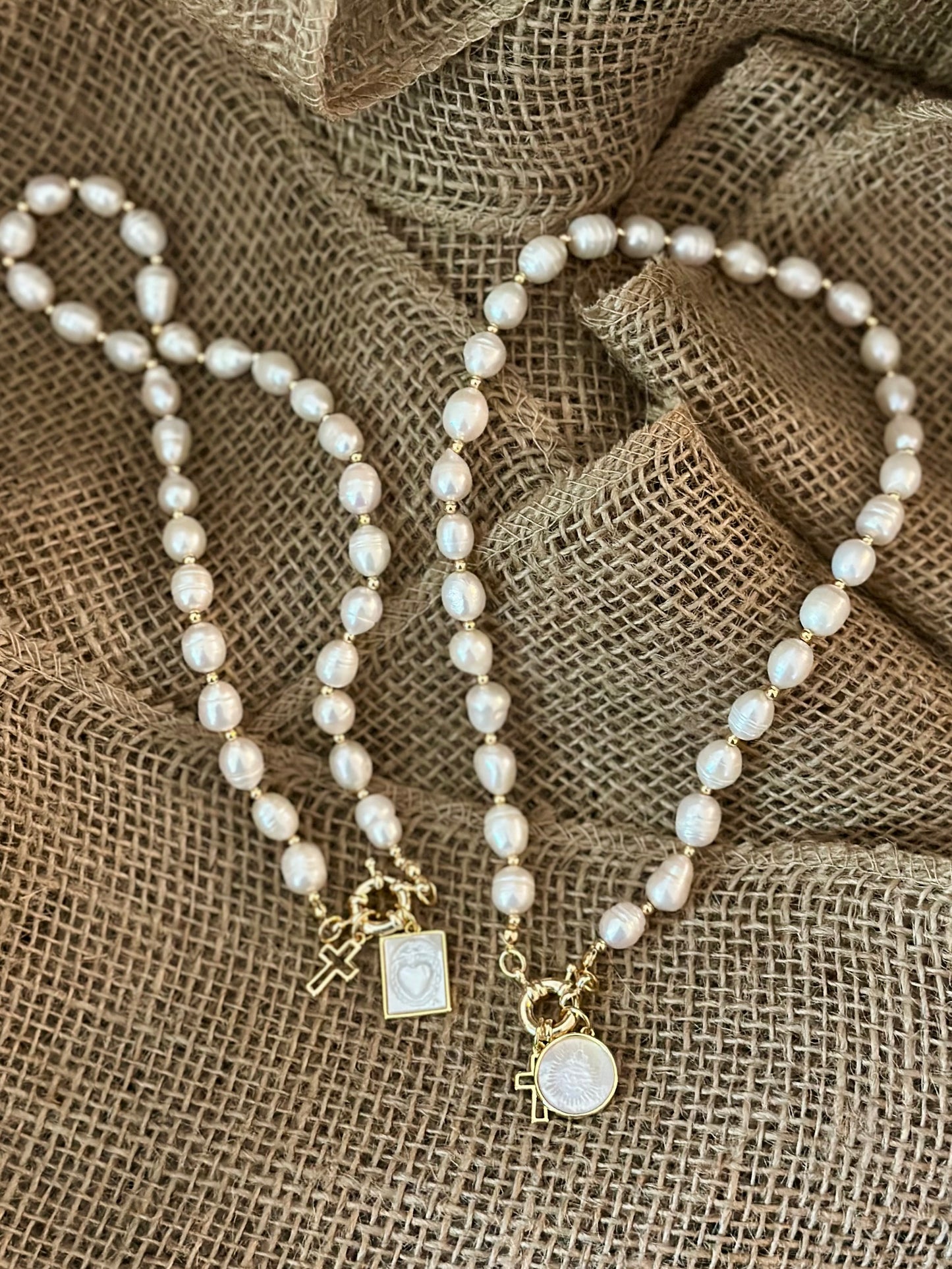 A Collar de Perlas naturales con medalla del Sagrado Corazón