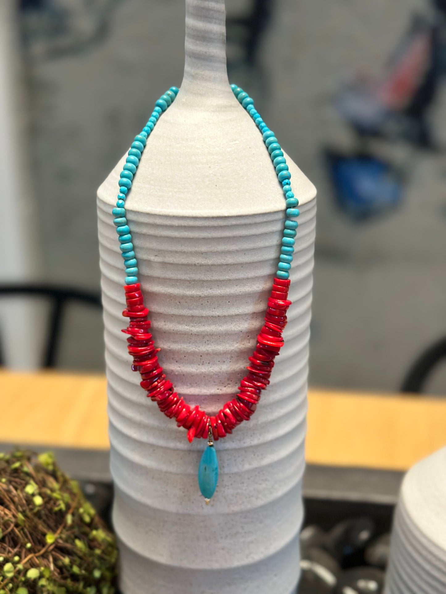 A Collar en coral y turquesa