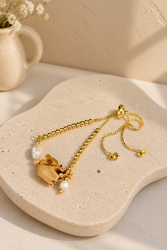 A Pulsera de balines con dijes de perlas y madera