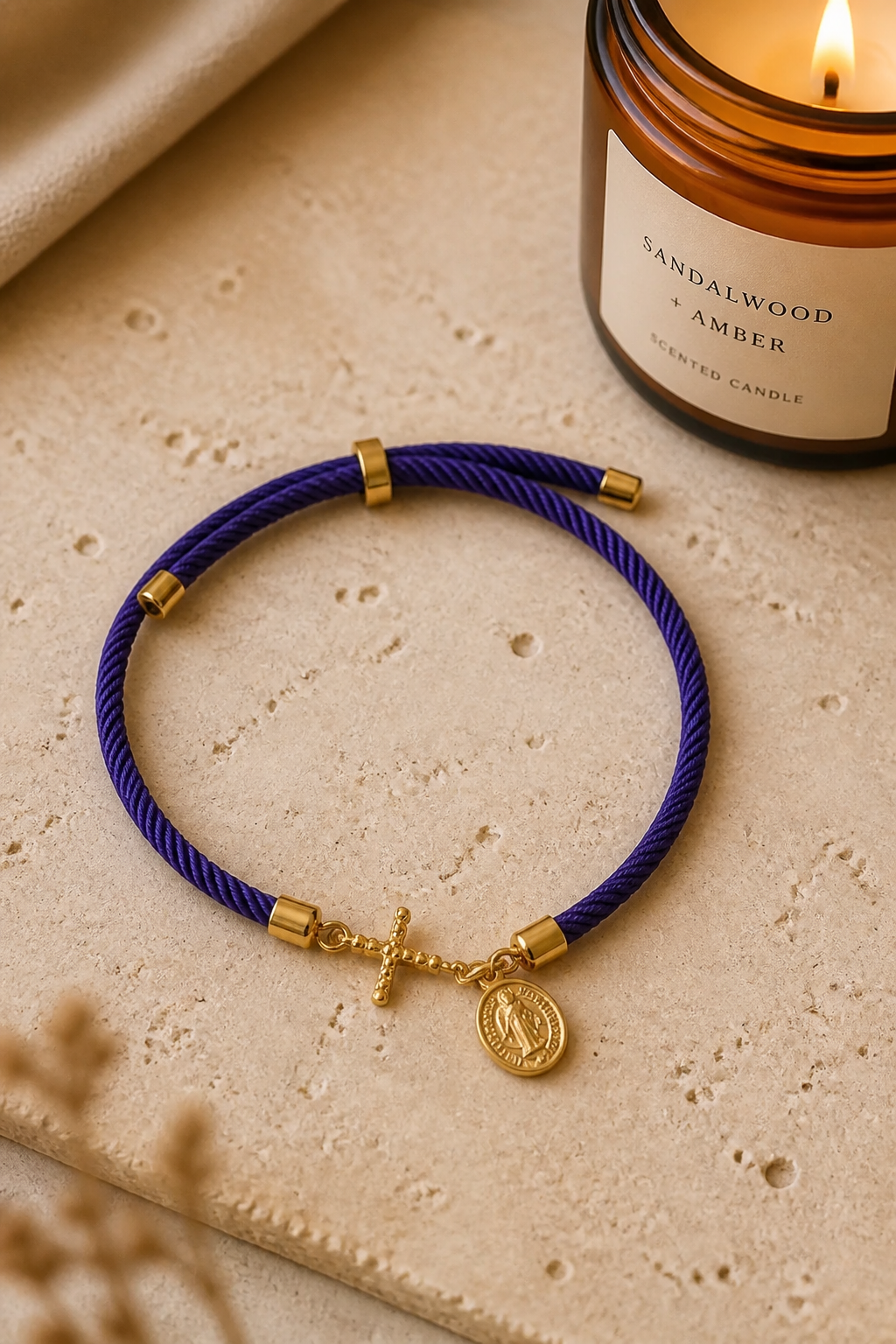 A Pulsera en cordón violeta con dije de Cruz y medalla