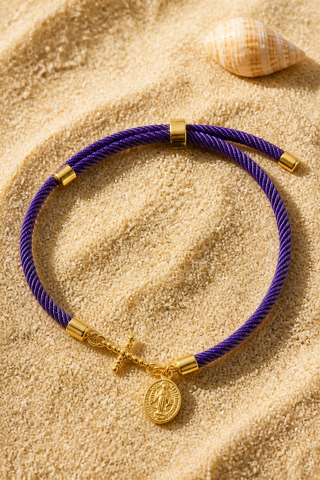 A Pulsera en cordón violeta con dije de Cruz y medalla