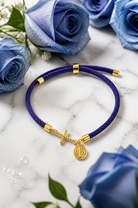 A Pulsera en cordón violeta con dije de Cruz y medalla