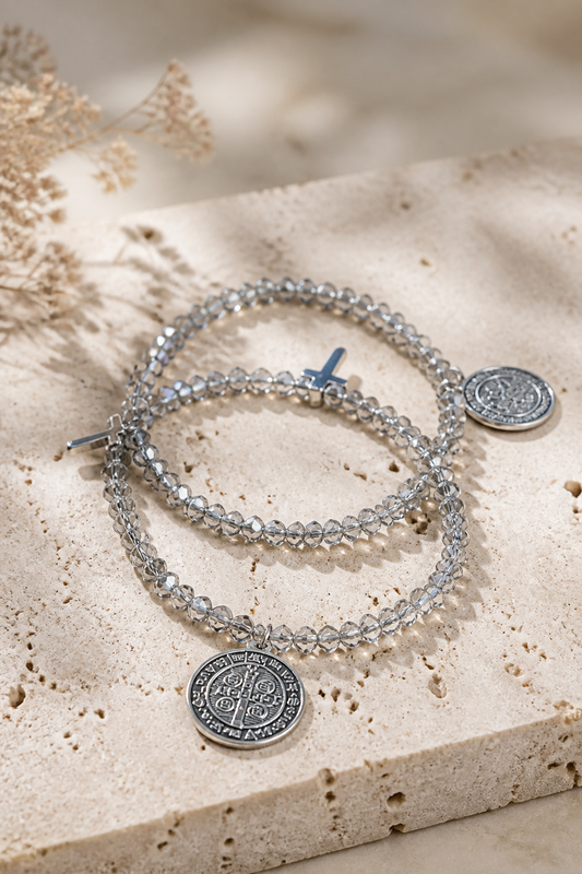 A Pulseras de Cristales grises con dije de San Benito