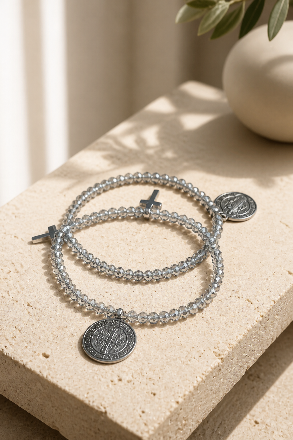 A Pulseras de Cristales grises con dije de San Benito