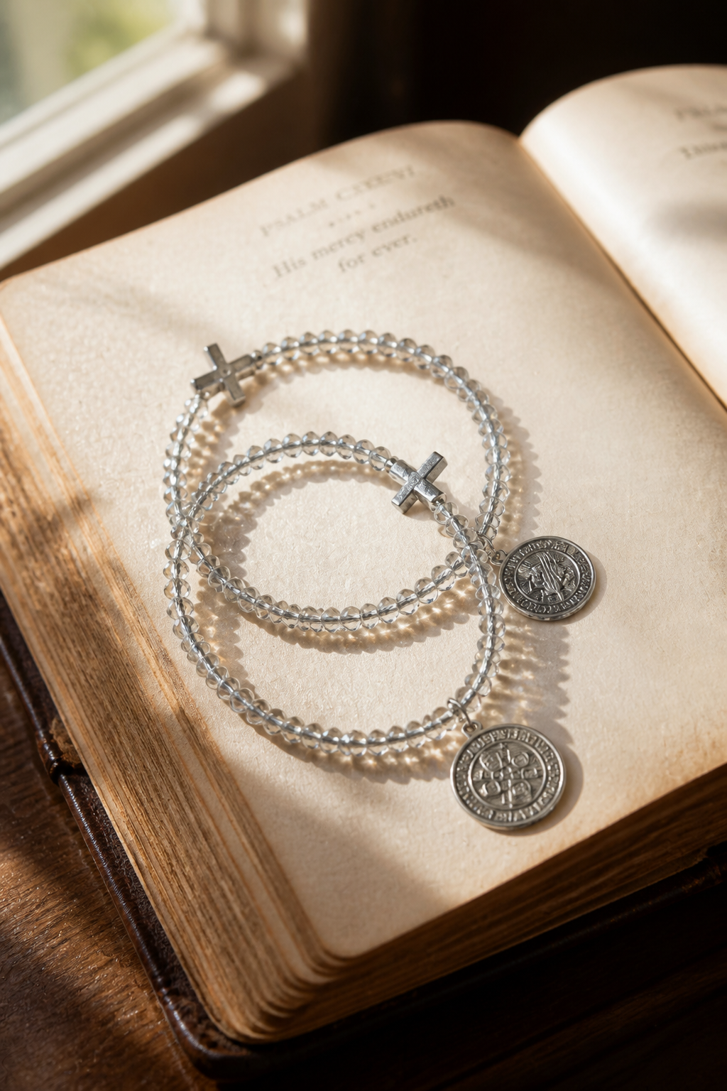 A Pulseras de Cristales grises con dije de San Benito