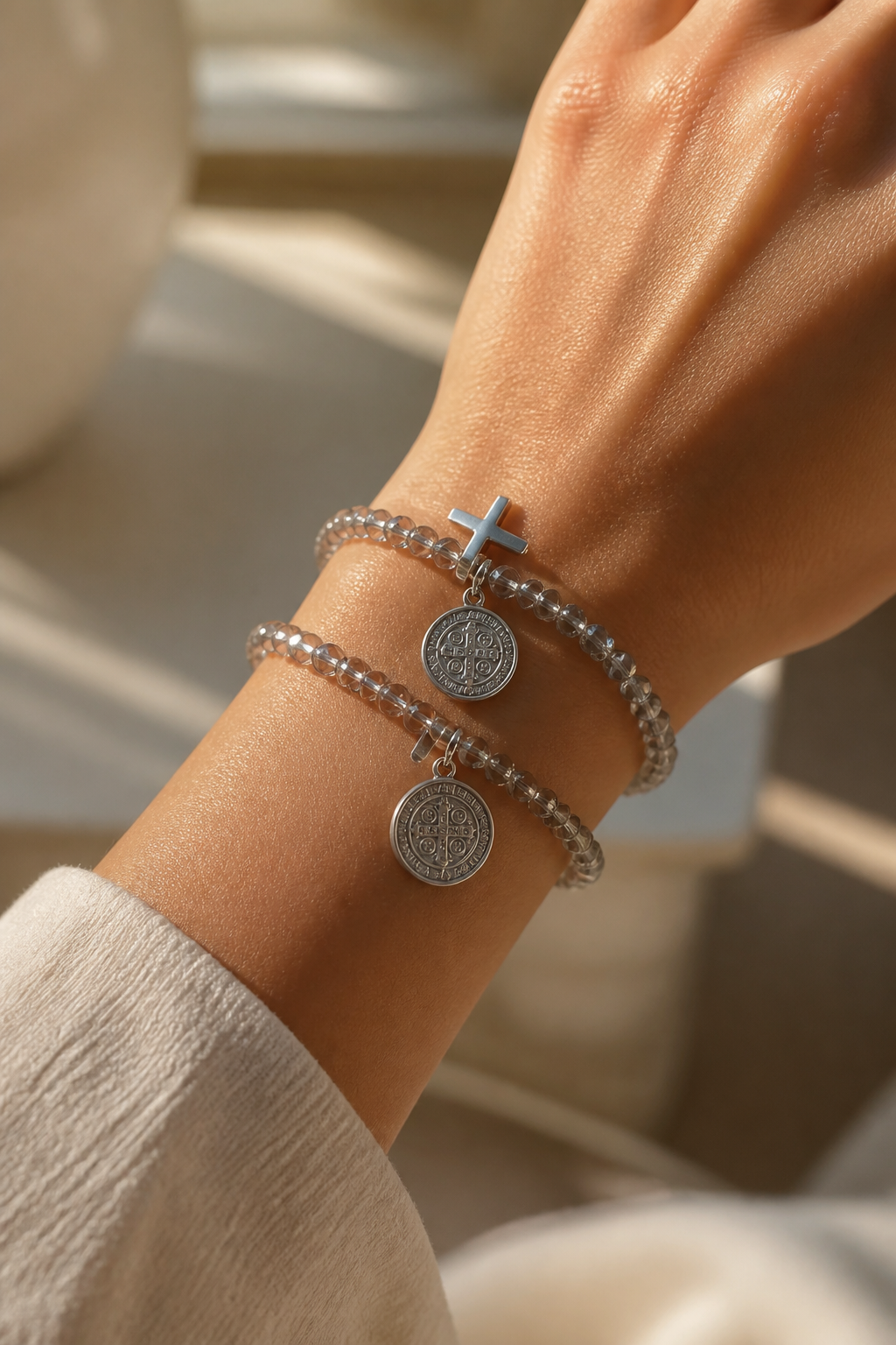 A Pulseras de Cristales grises con dije de San Benito