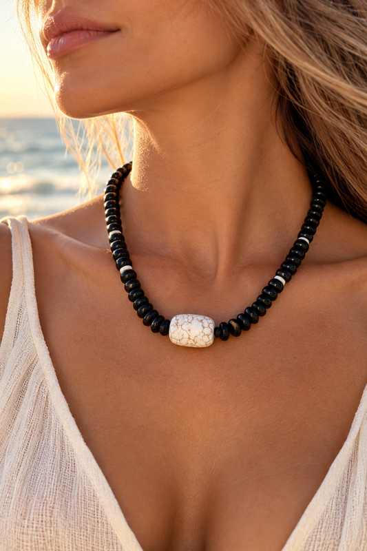 A Collar de cuentas de vidrio negro y piedra natural