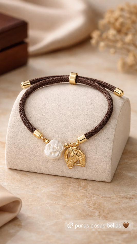 A Pulsera en cordón marrón con dije de Perla natural