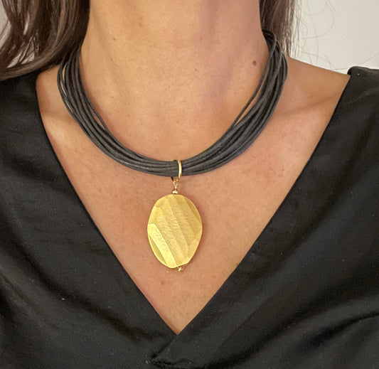 Collar en mecatillo negro