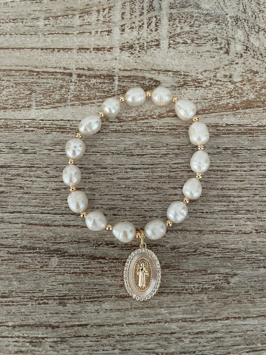 Pulseras en perlas naturales con dije San Benito