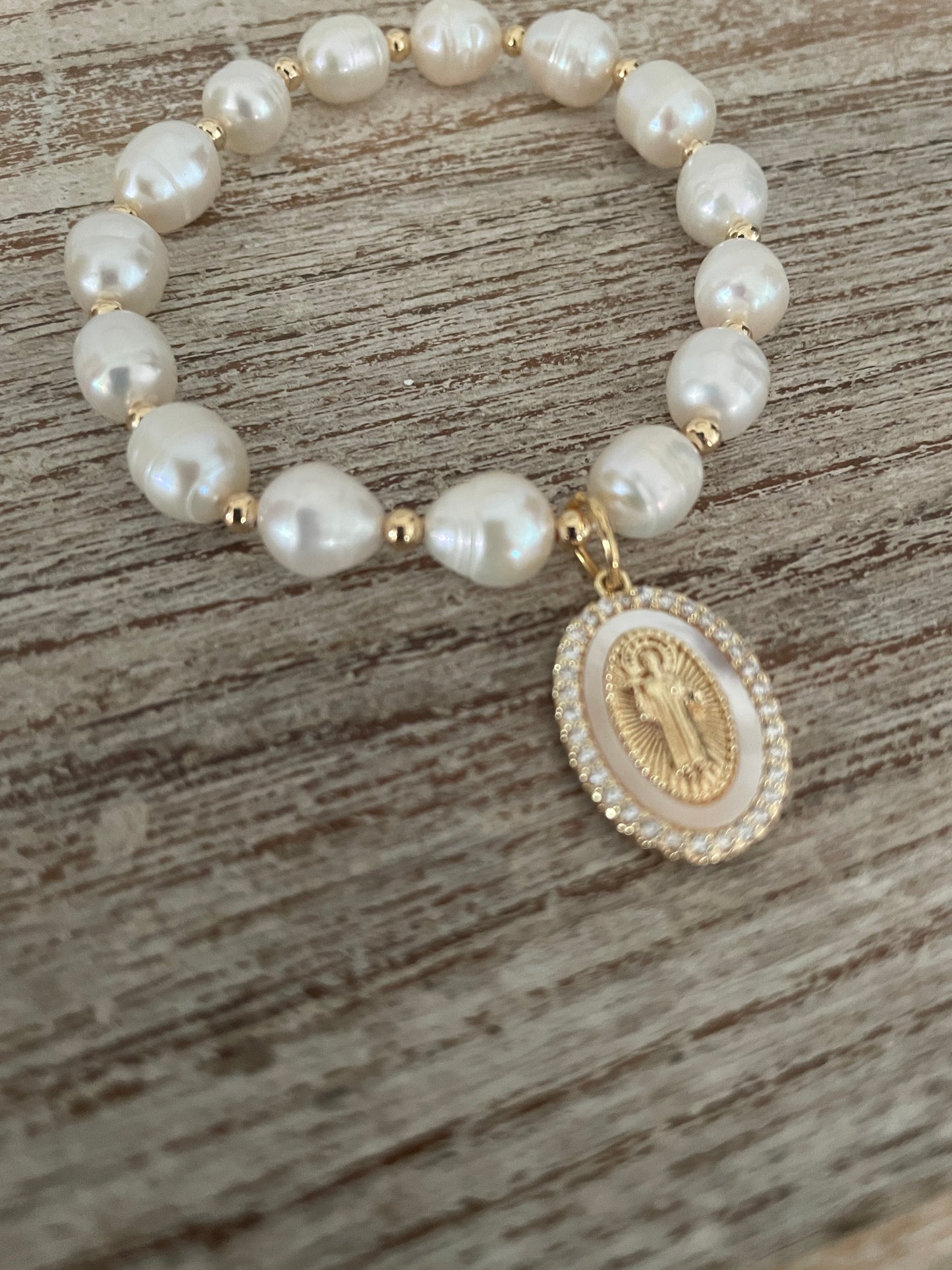Pulseras en perlas naturales con dije San Benito