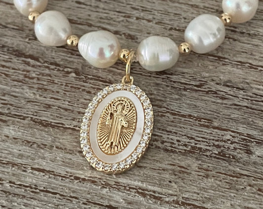 Pulseras en perlas naturales con dije San Benito